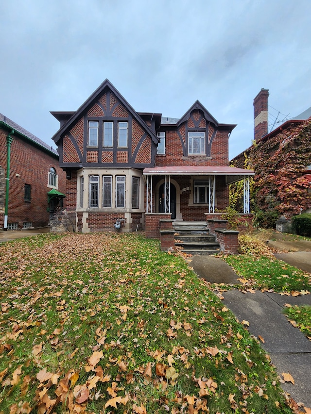 view of front of home featuring a porch and a front lawn