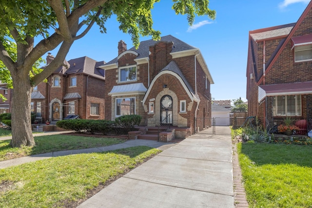 view of front of property featuring a front yard