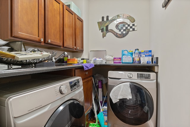 washroom featuring cabinets and washing machine and clothes dryer