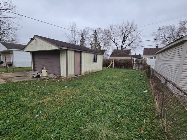 view of yard featuring an outdoor structure