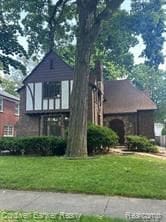 view of front facade with a front lawn