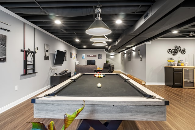 playroom featuring wine cooler, pool table, crown molding, and light hardwood / wood-style flooring