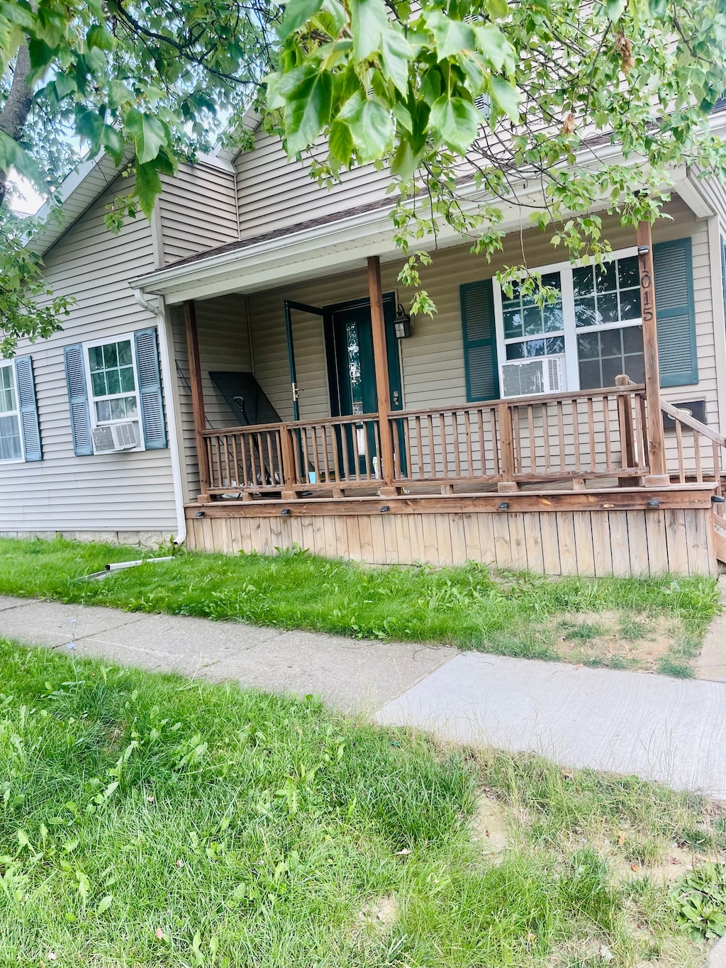 single story home with covered porch