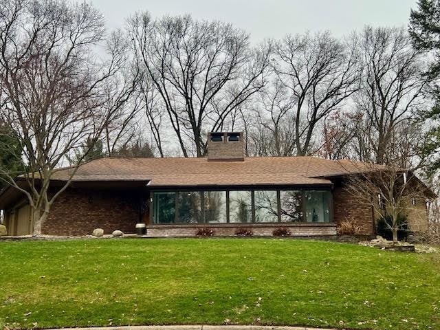 view of front of house with a front lawn