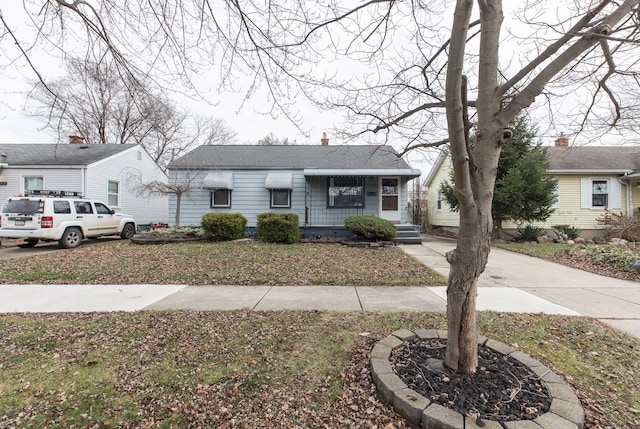 view of front facade with a front yard