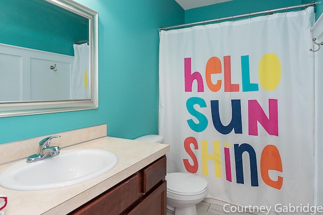 bathroom with vanity, curtained shower, and toilet