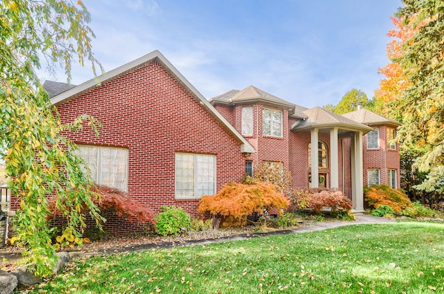 view of front of house featuring a front yard