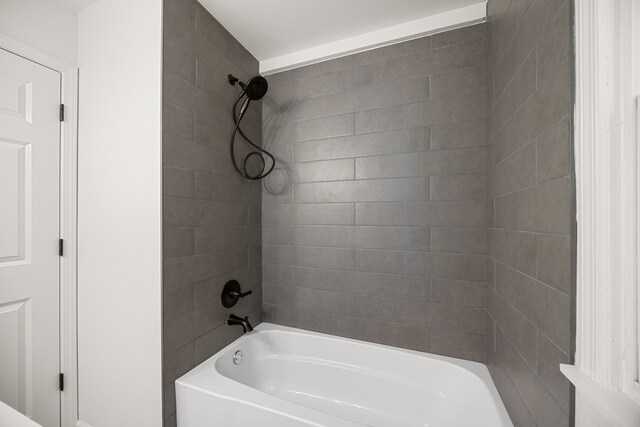 bathroom featuring tiled shower / bath