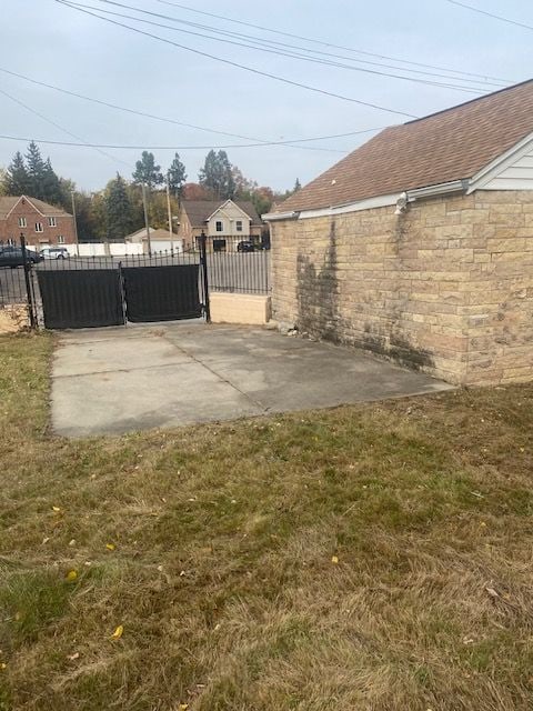 view of yard featuring a patio