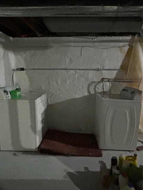 basement with washer / dryer