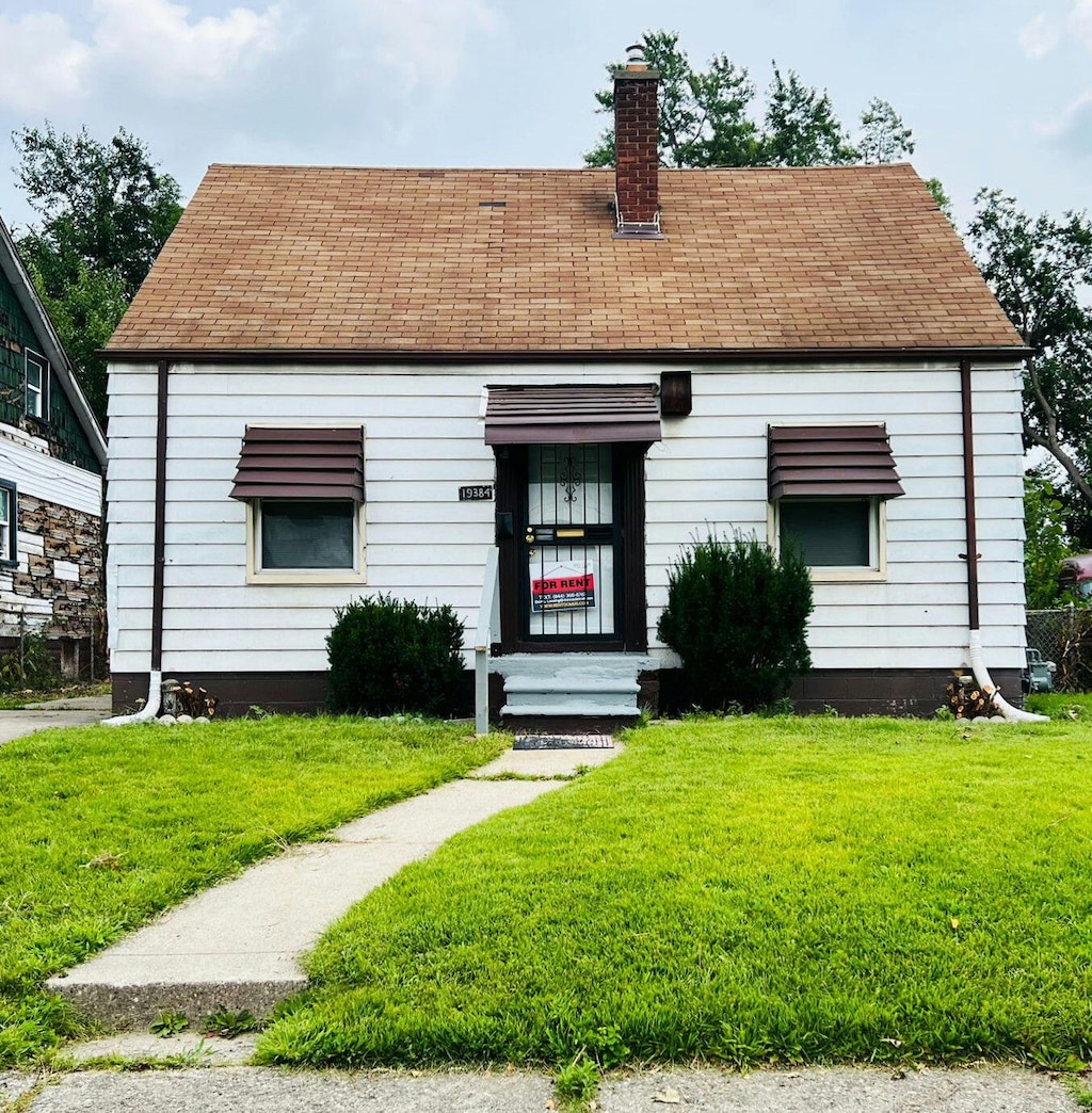 view of front facade featuring a front yard