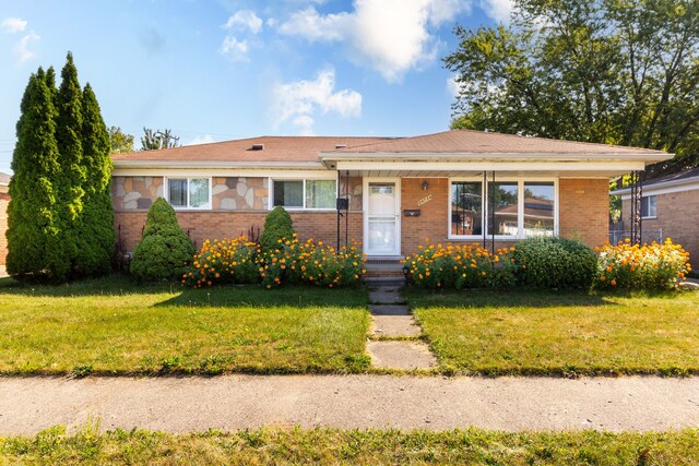 view of front facade with a front yard