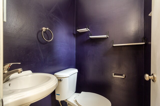 bathroom featuring toilet and sink