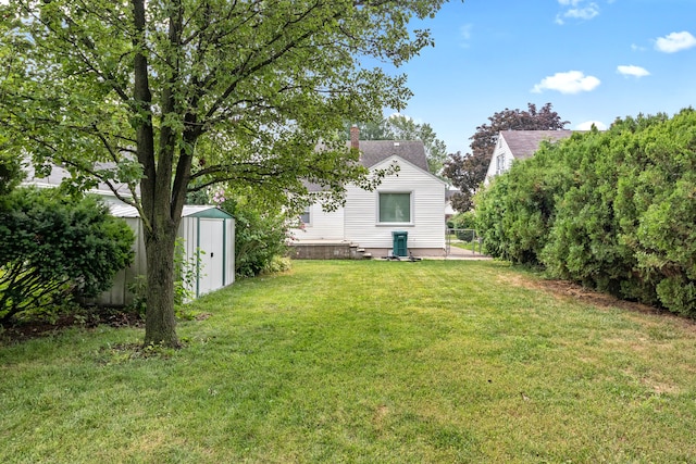 view of yard featuring a storage shed