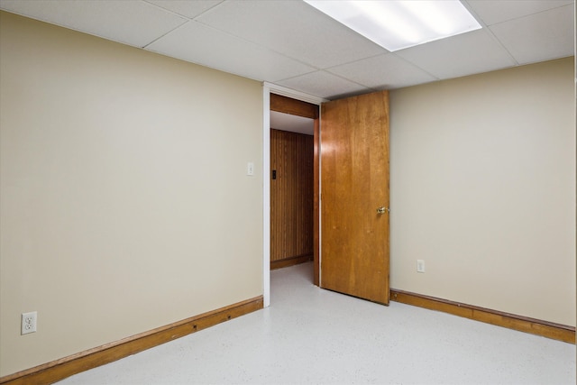 empty room featuring a drop ceiling