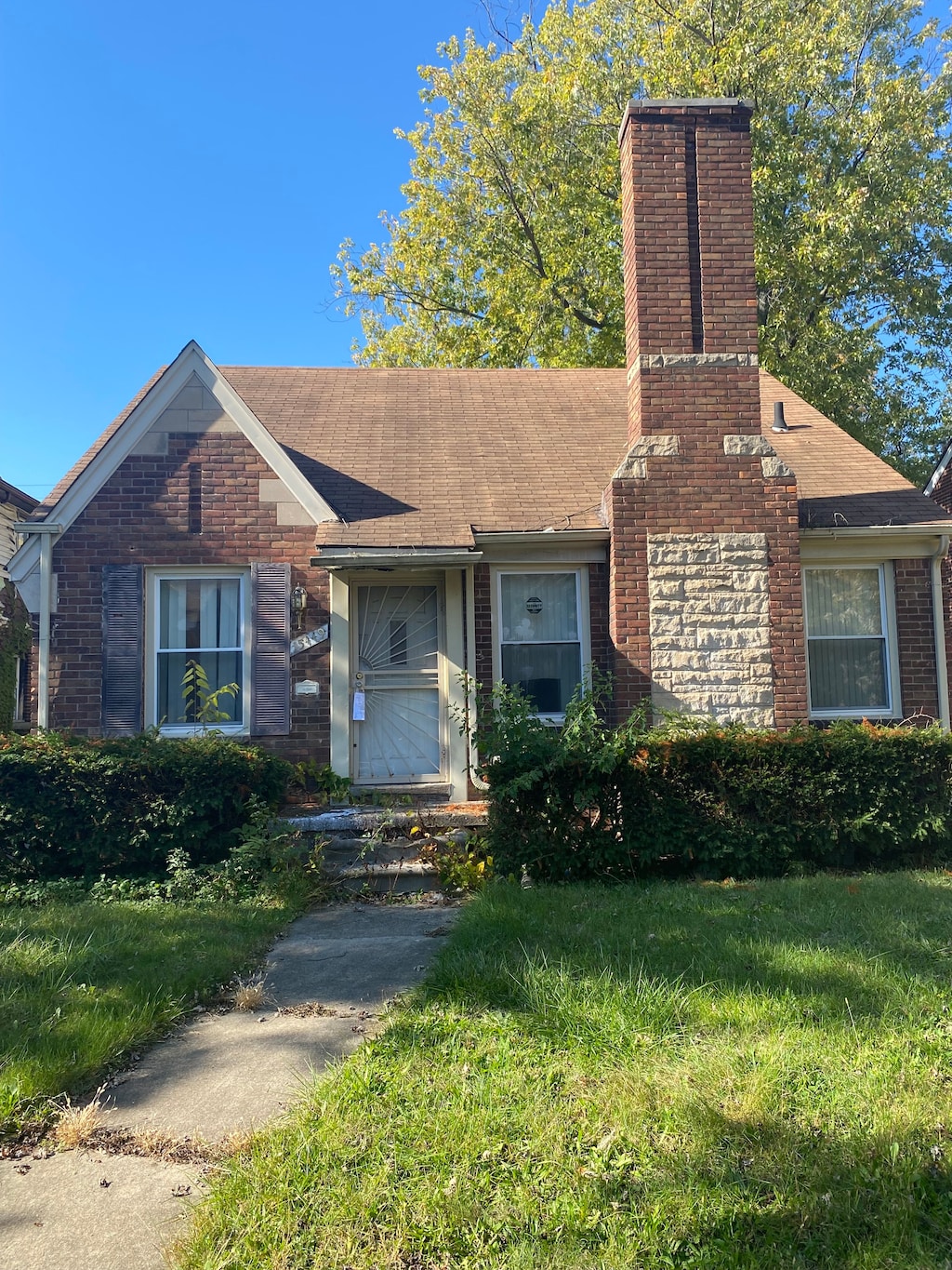 view of front of home with a front yard