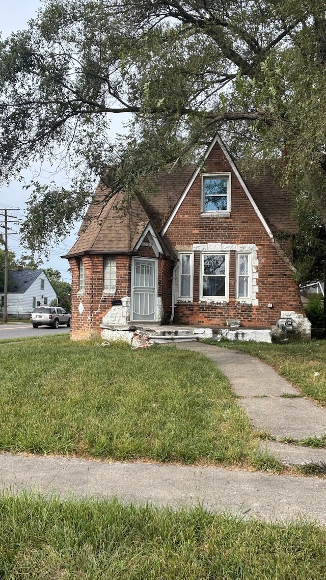 view of front facade with a front yard