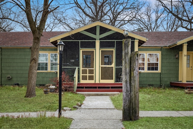 bungalow-style house featuring a front lawn