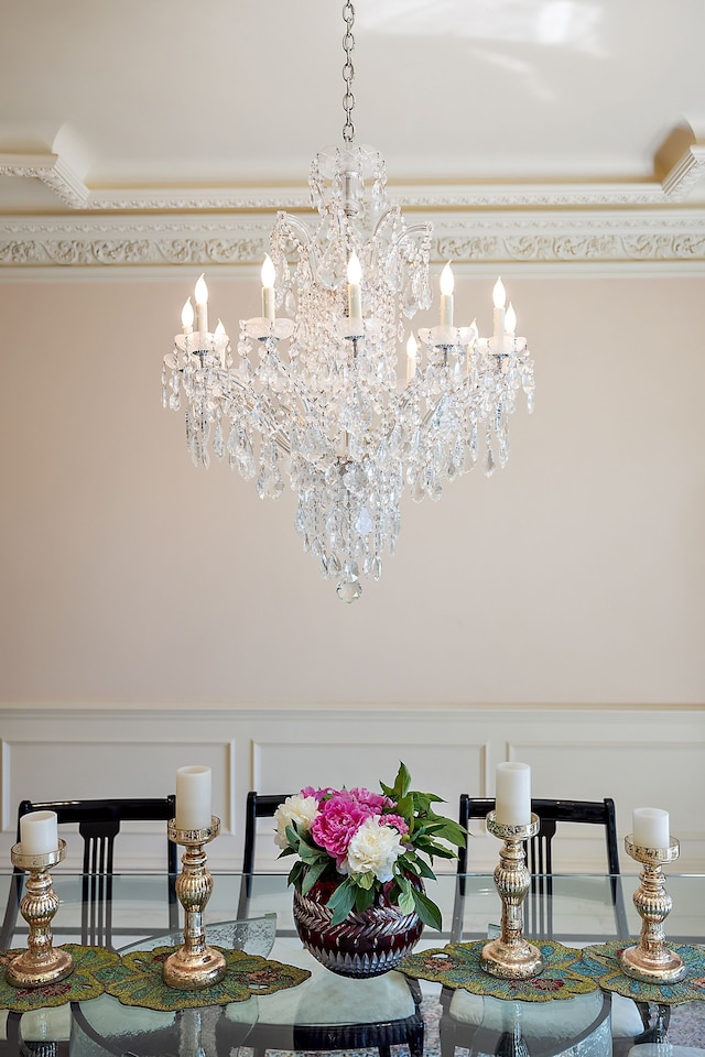 details featuring crown molding and a notable chandelier