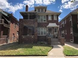 view of front facade featuring a front yard