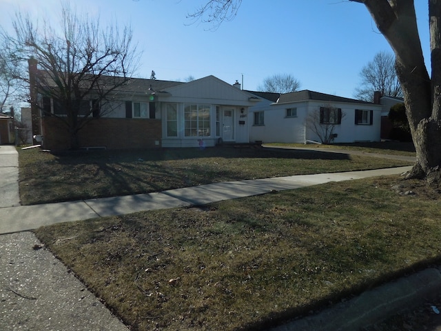 single story home featuring a front lawn