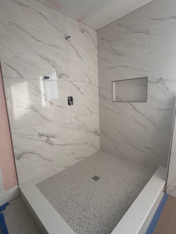 bathroom featuring a tile shower