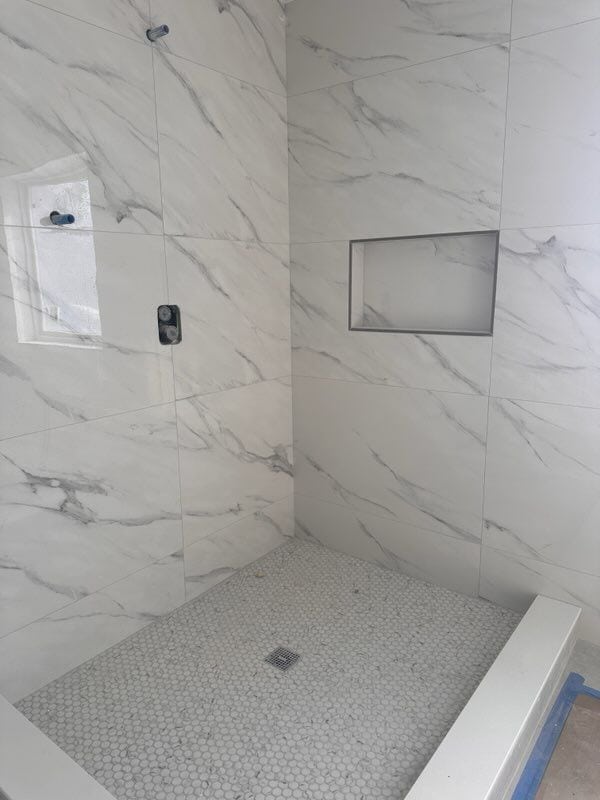 bathroom featuring a tile shower