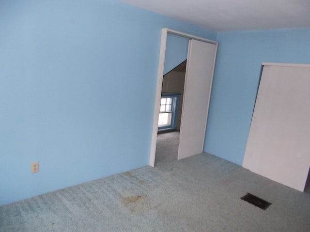 unfurnished room with carpet flooring