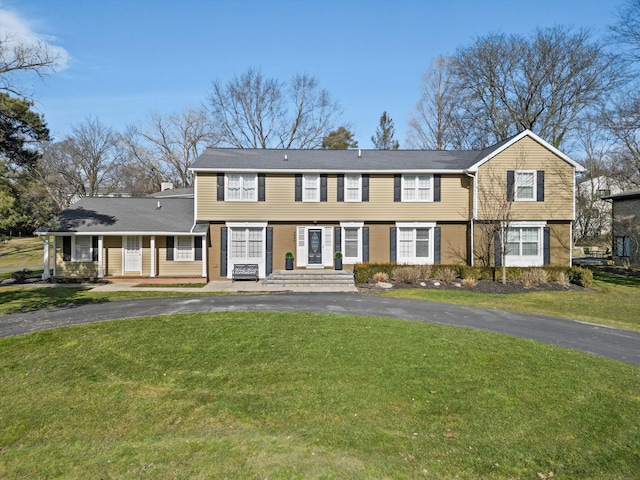 view of front of house featuring a front lawn