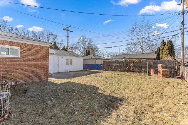 view of yard featuring an outbuilding