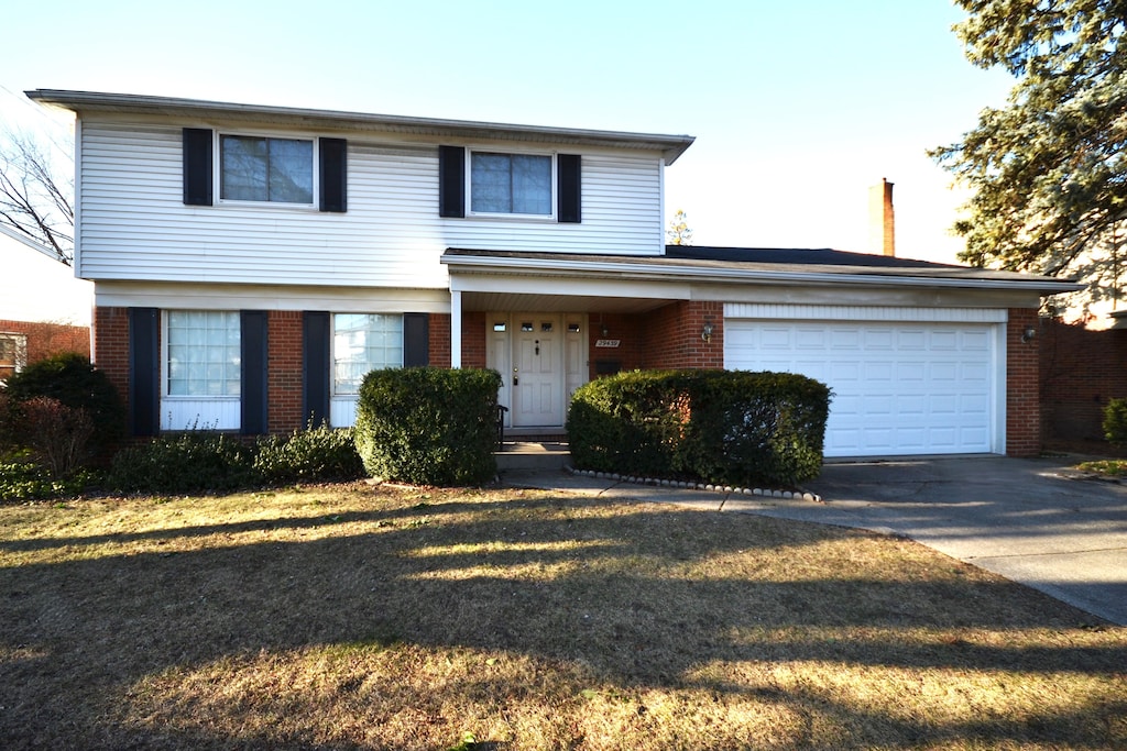 view of front property featuring a garage