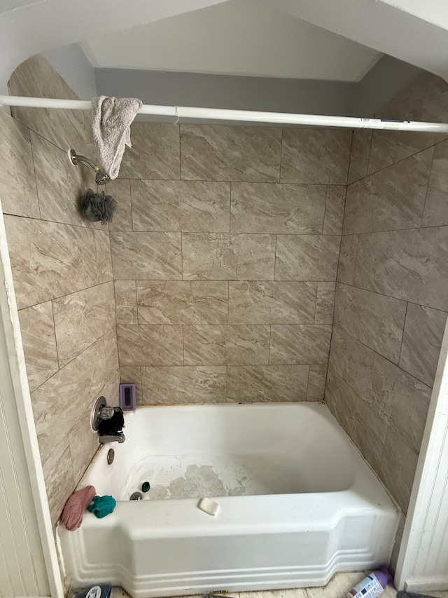 bathroom featuring tiled shower / bath combo