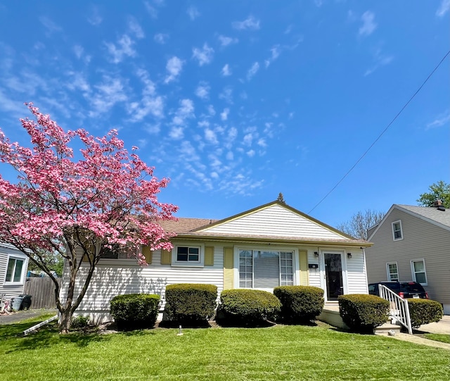 view of front of property featuring a front yard