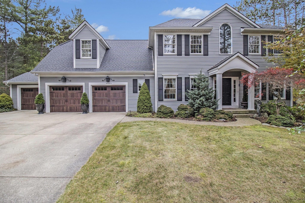 view of front of property featuring a front lawn and a garage