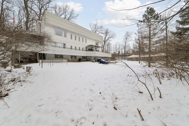 view of yard layered in snow