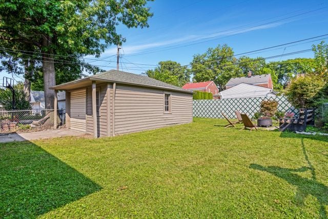 view of yard with an outbuilding