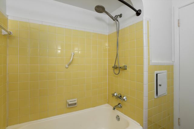 bathroom featuring tiled shower / bath