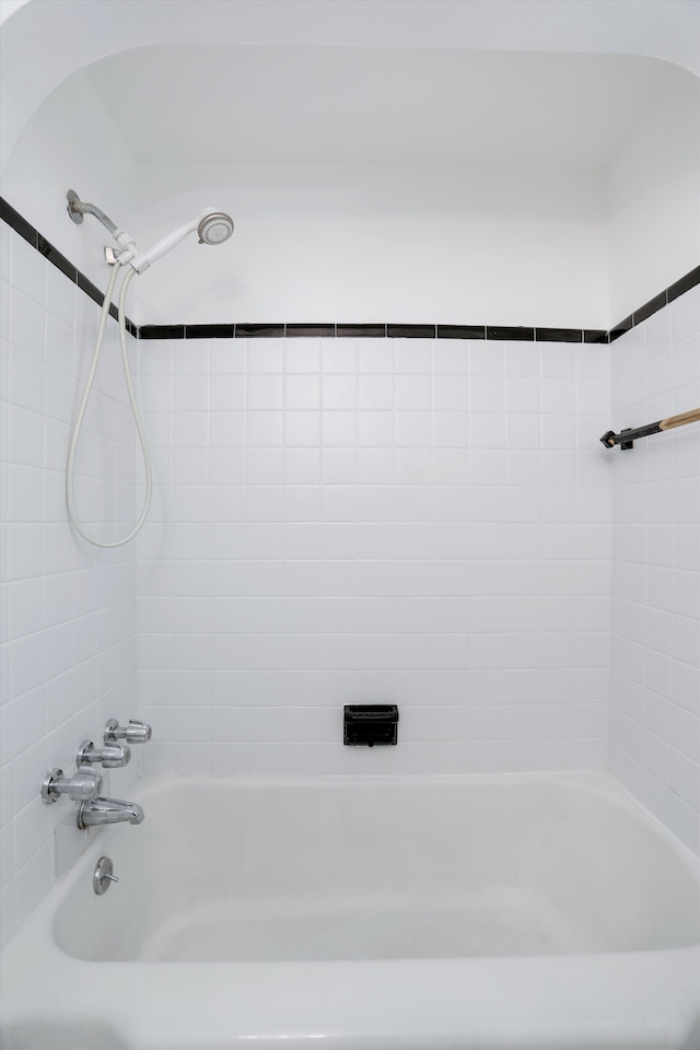 bathroom with tiled shower / bath