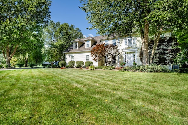 view of front facade featuring a front yard