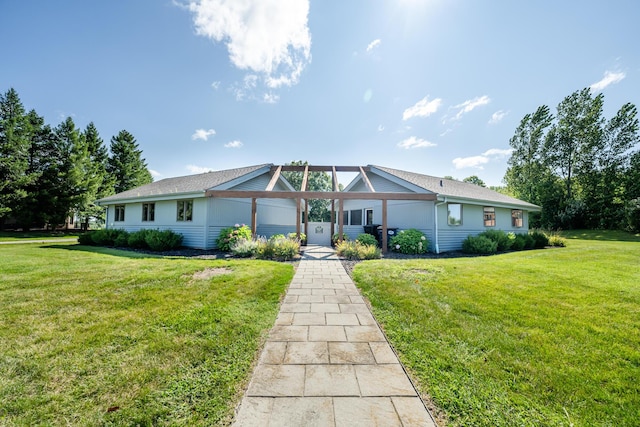 ranch-style house featuring a front yard