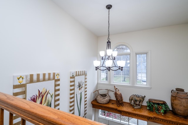 room details featuring a notable chandelier