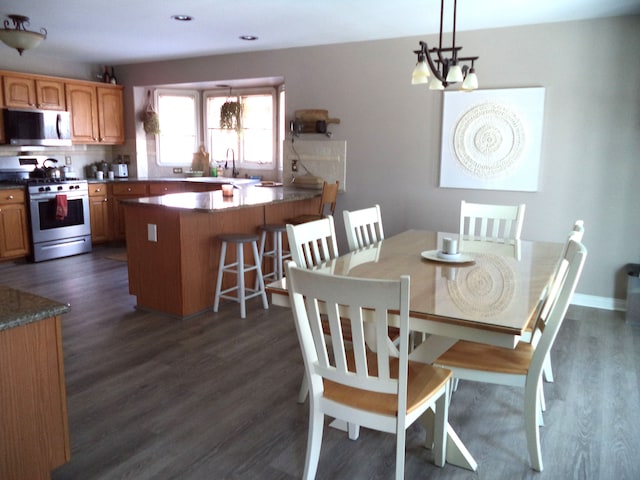 dining room with a chandelier, dark hardwood / wood-style floors, and sink