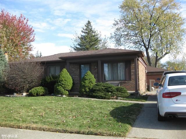 view of front of house with a front lawn