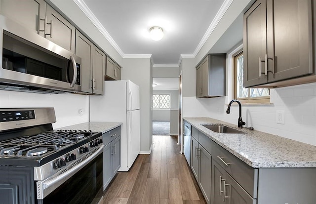 kitchen featuring stainless steel appliances, sink, a wealth of natural light, and gray cabinets