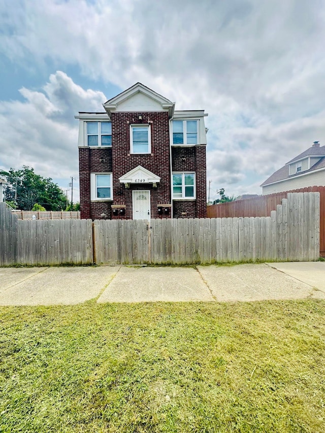 view of front of house with a front lawn