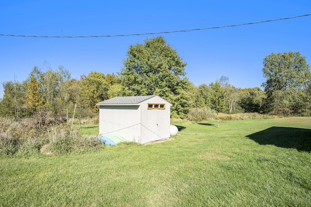 view of yard featuring a storage shed