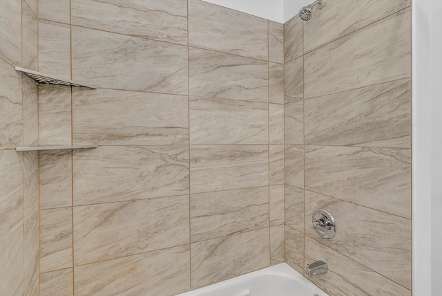 bathroom with tiled shower / bath