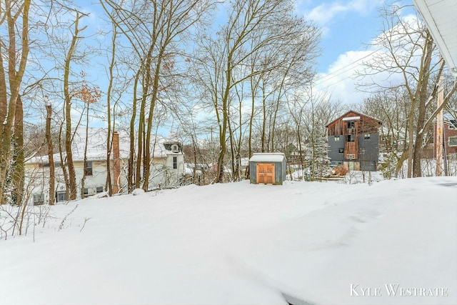 view of yard layered in snow