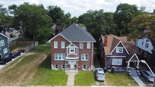 view of front of home featuring a front lawn