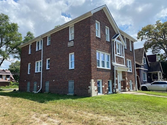 view of side of property featuring a yard